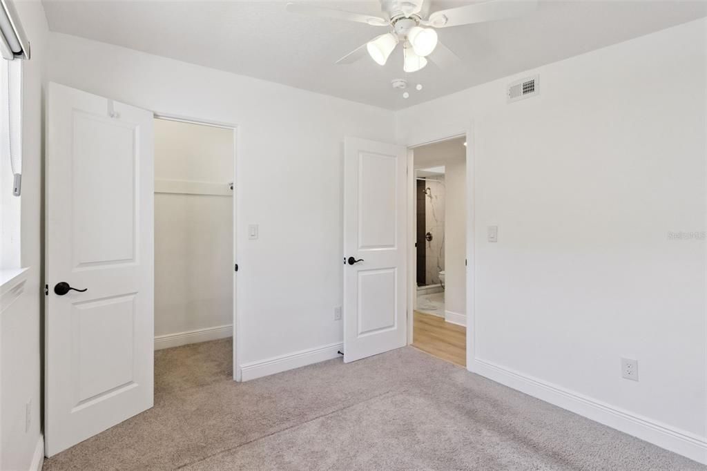 Activo con contrato: $425,000 (4 camas, 3 baños, 1655 Pies cuadrados)