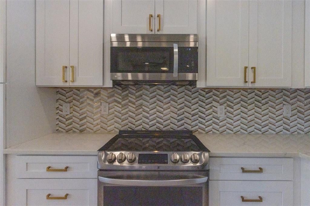 Activo con contrato: $425,000 (4 camas, 3 baños, 1655 Pies cuadrados)