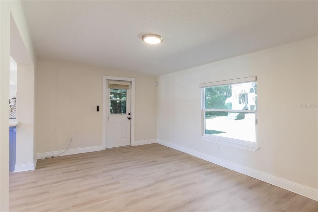 Activo con contrato: $425,000 (4 camas, 3 baños, 1655 Pies cuadrados)