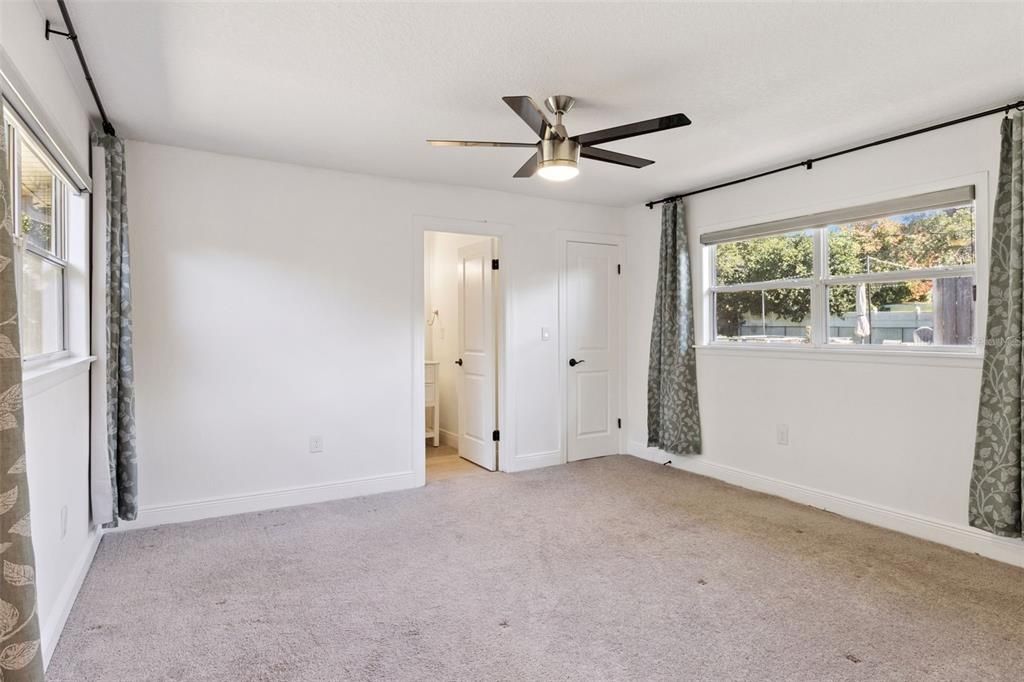 Activo con contrato: $425,000 (4 camas, 3 baños, 1655 Pies cuadrados)