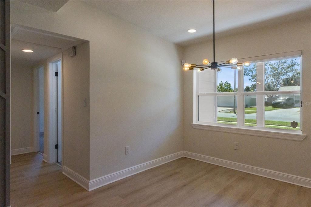 Activo con contrato: $425,000 (4 camas, 3 baños, 1655 Pies cuadrados)