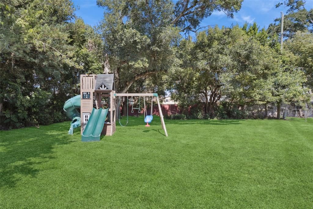 Activo con contrato: $425,000 (4 camas, 3 baños, 1655 Pies cuadrados)