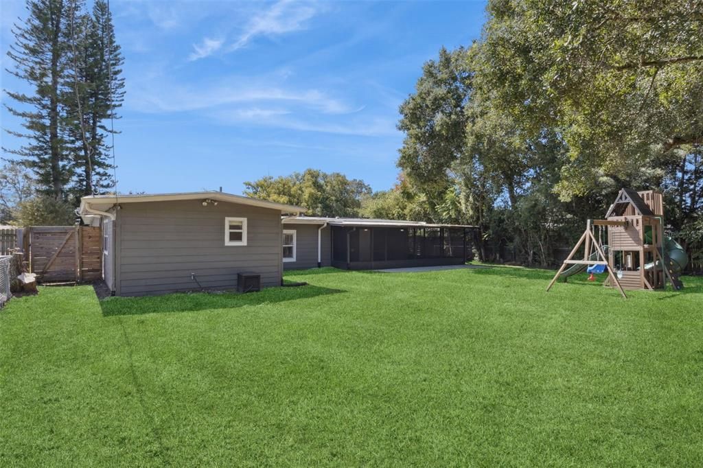 Activo con contrato: $425,000 (4 camas, 3 baños, 1655 Pies cuadrados)