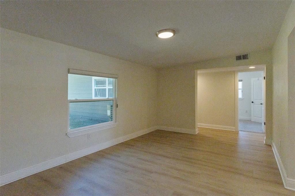 Activo con contrato: $425,000 (4 camas, 3 baños, 1655 Pies cuadrados)