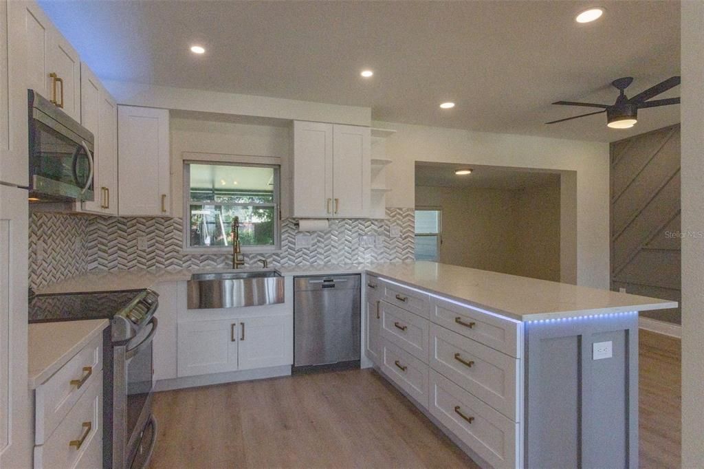 Activo con contrato: $425,000 (4 camas, 3 baños, 1655 Pies cuadrados)