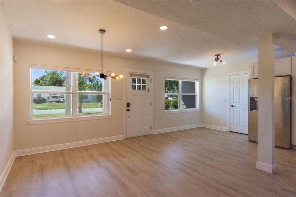 Activo con contrato: $425,000 (4 camas, 3 baños, 1655 Pies cuadrados)