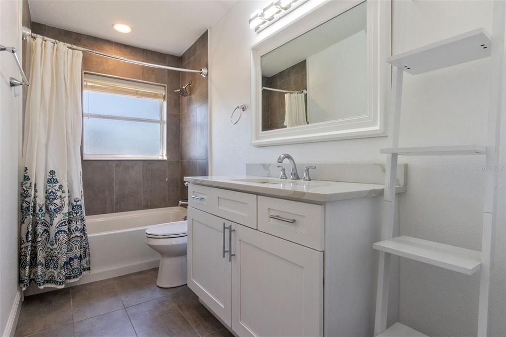 Activo con contrato: $425,000 (4 camas, 3 baños, 1655 Pies cuadrados)