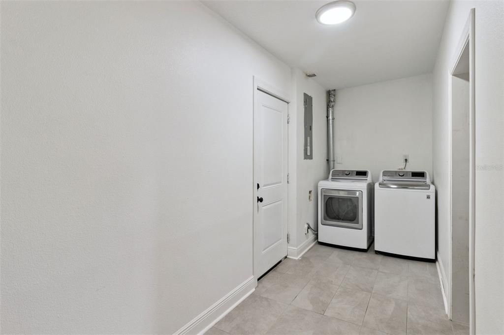 Activo con contrato: $425,000 (4 camas, 3 baños, 1655 Pies cuadrados)