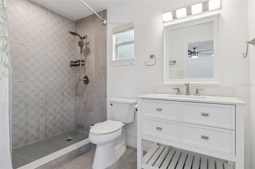 Activo con contrato: $425,000 (4 camas, 3 baños, 1655 Pies cuadrados)