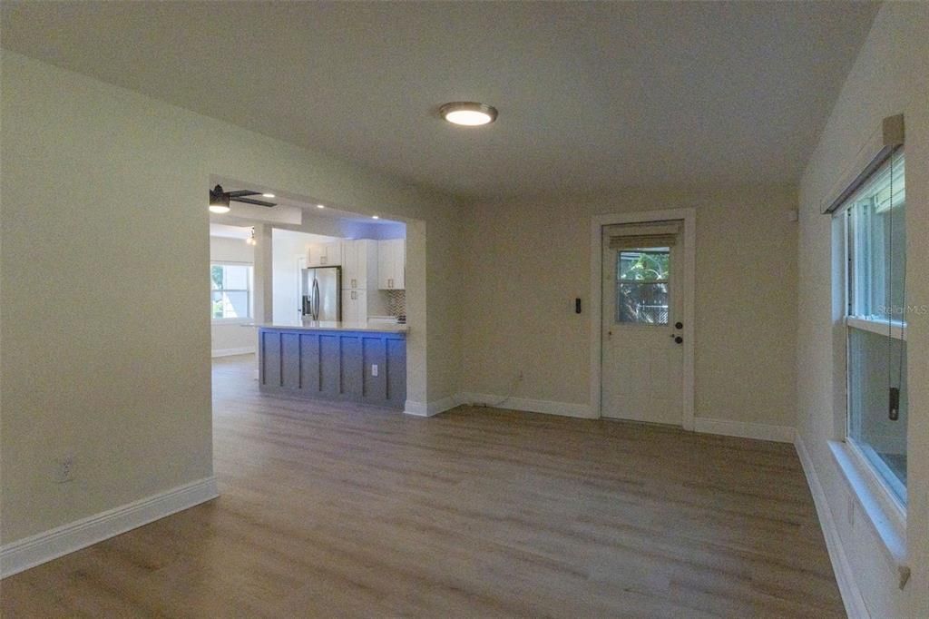 Activo con contrato: $425,000 (4 camas, 3 baños, 1655 Pies cuadrados)