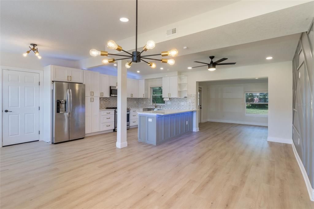 Activo con contrato: $425,000 (4 camas, 3 baños, 1655 Pies cuadrados)