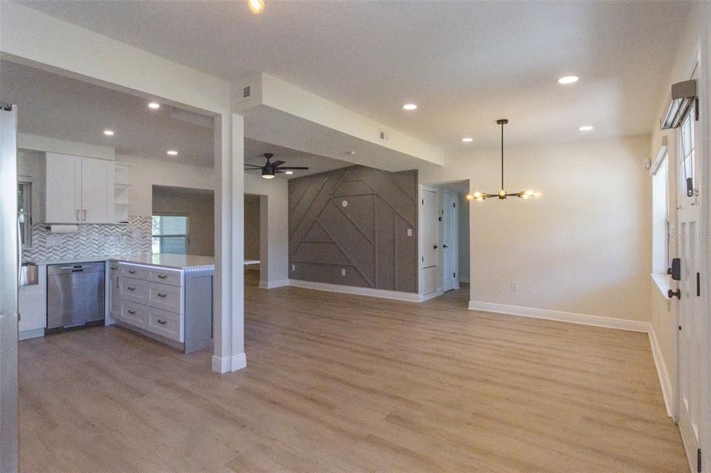 Activo con contrato: $425,000 (4 camas, 3 baños, 1655 Pies cuadrados)