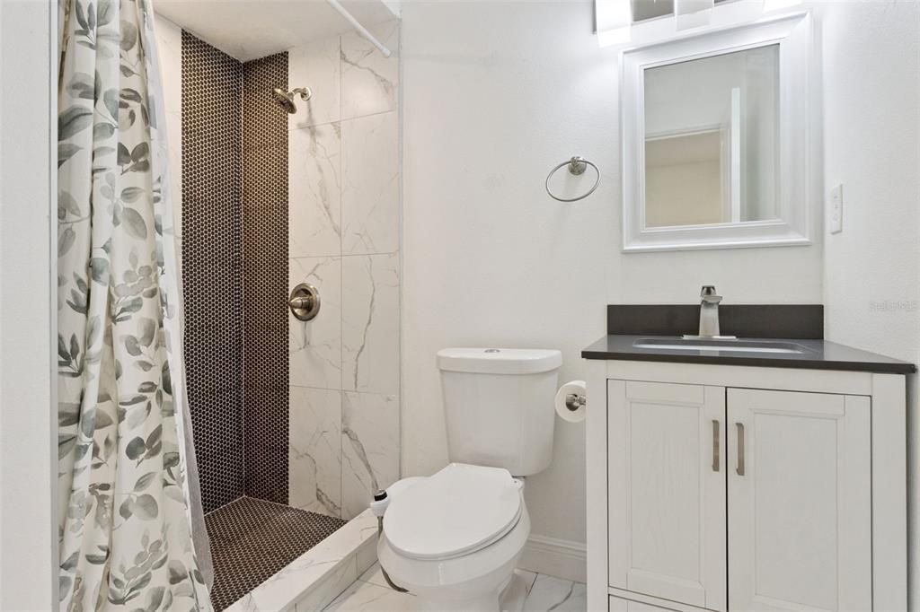 Activo con contrato: $425,000 (4 camas, 3 baños, 1655 Pies cuadrados)