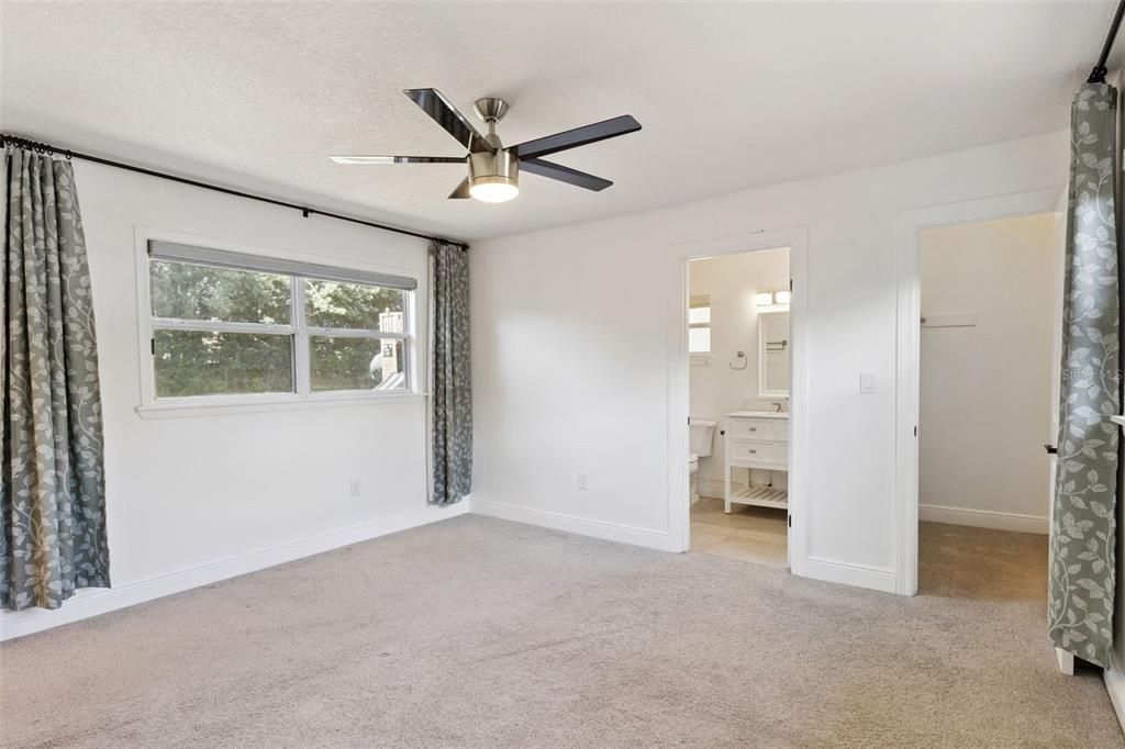 Activo con contrato: $425,000 (4 camas, 3 baños, 1655 Pies cuadrados)