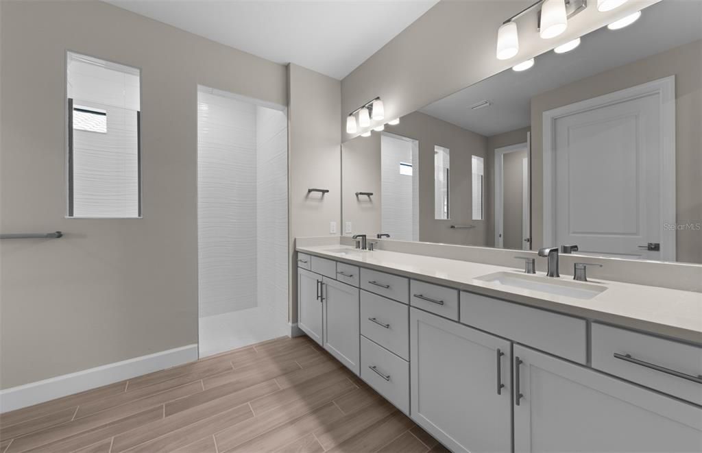 Activo con contrato: $549,990 (3 camas, 3 baños, 2808 Pies cuadrados)