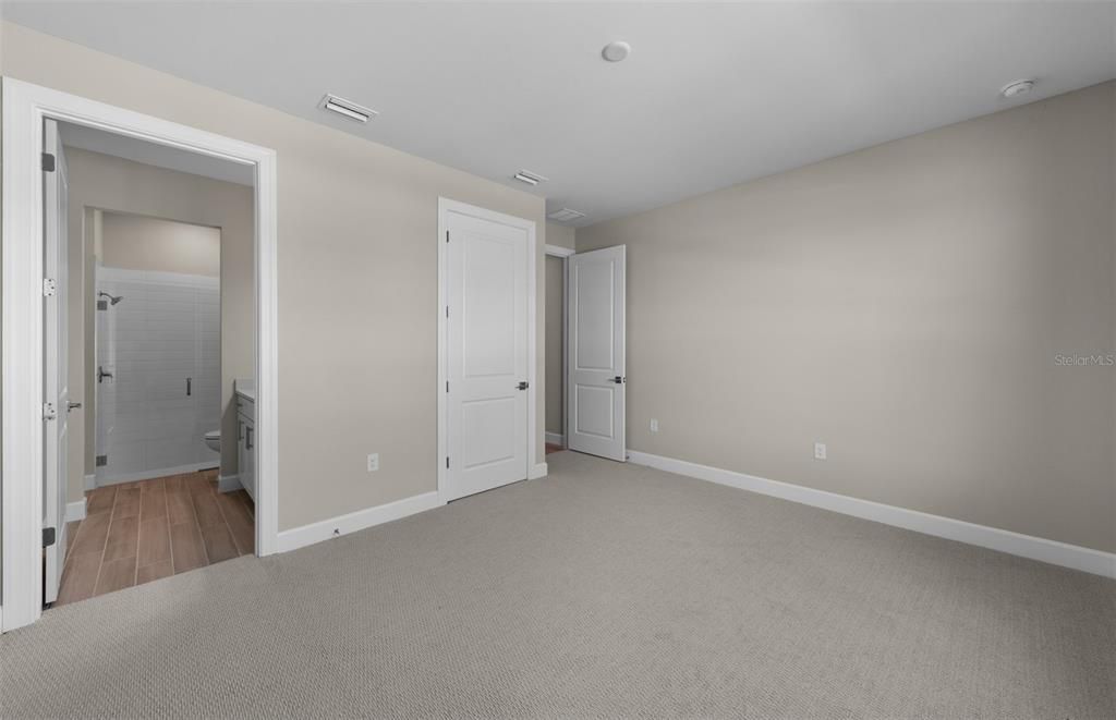 Activo con contrato: $549,990 (3 camas, 3 baños, 2808 Pies cuadrados)