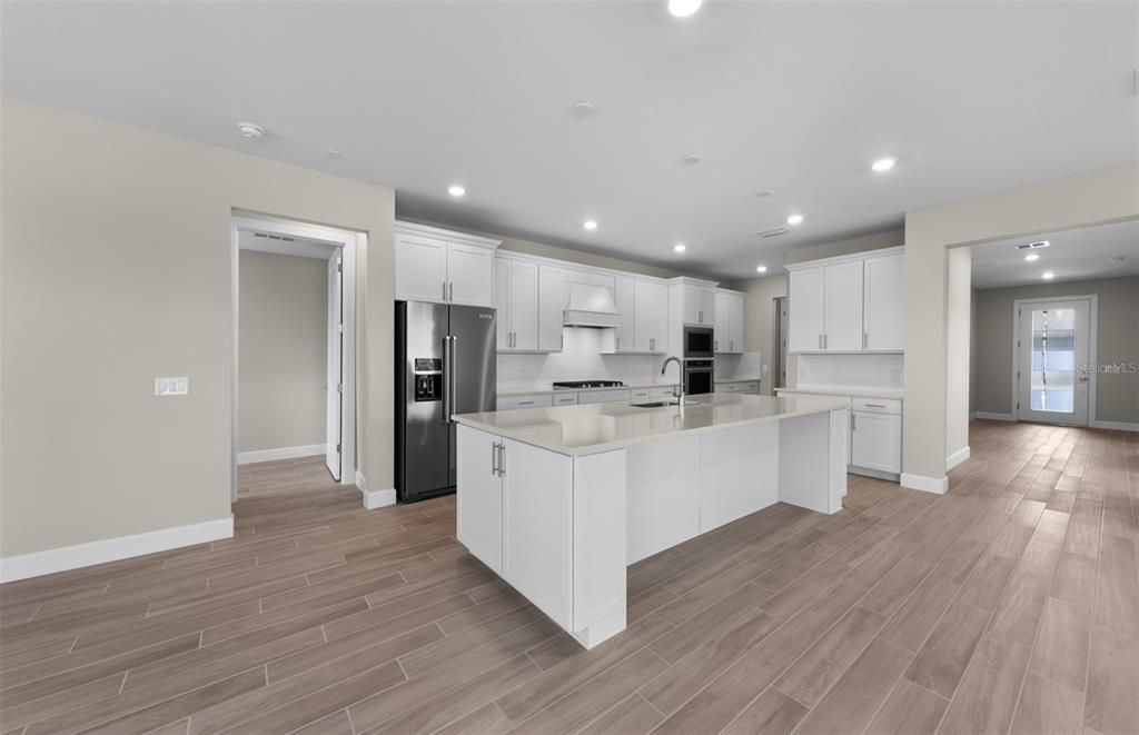 Activo con contrato: $549,990 (3 camas, 3 baños, 2808 Pies cuadrados)