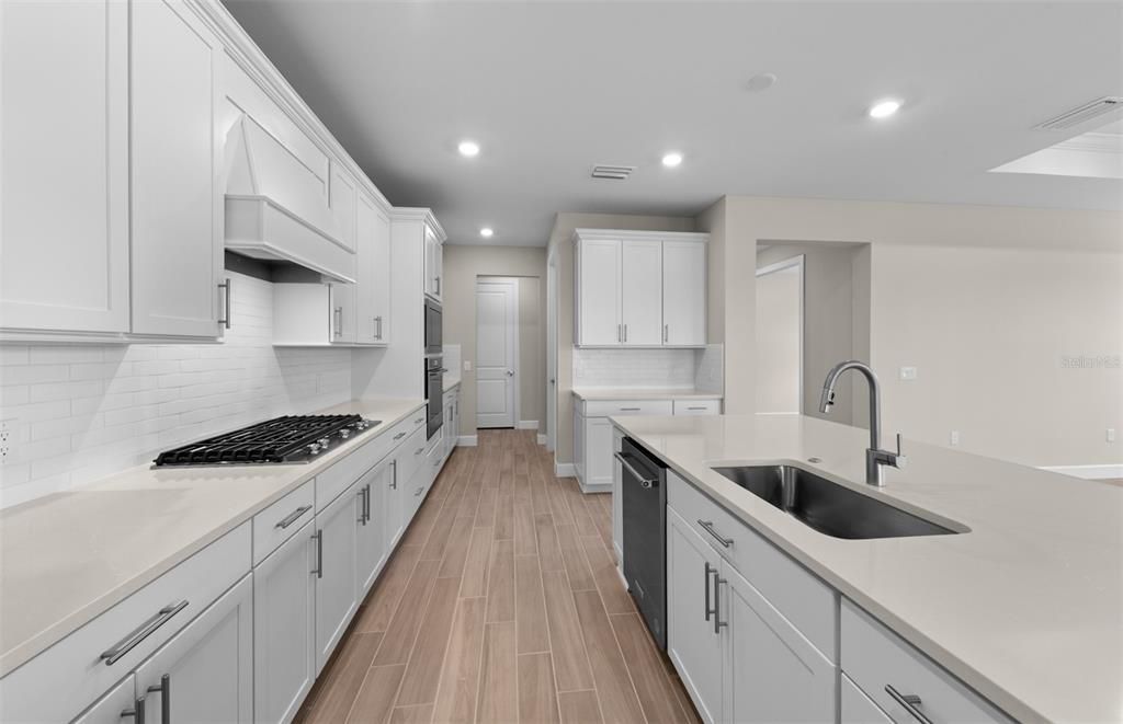 Activo con contrato: $549,990 (3 camas, 3 baños, 2808 Pies cuadrados)