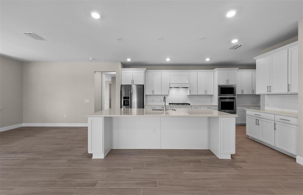 Activo con contrato: $549,990 (3 camas, 3 baños, 2808 Pies cuadrados)