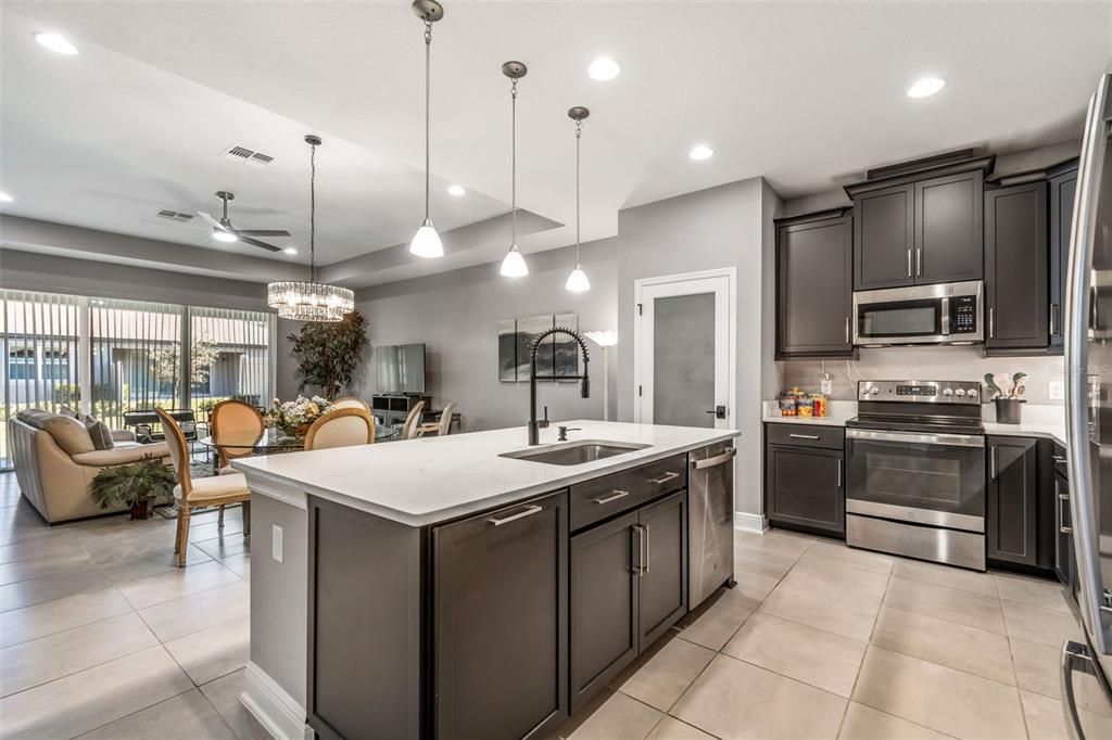 合同活跃: $413,200 (3 贝兹, 2 浴室, 1824 平方英尺)