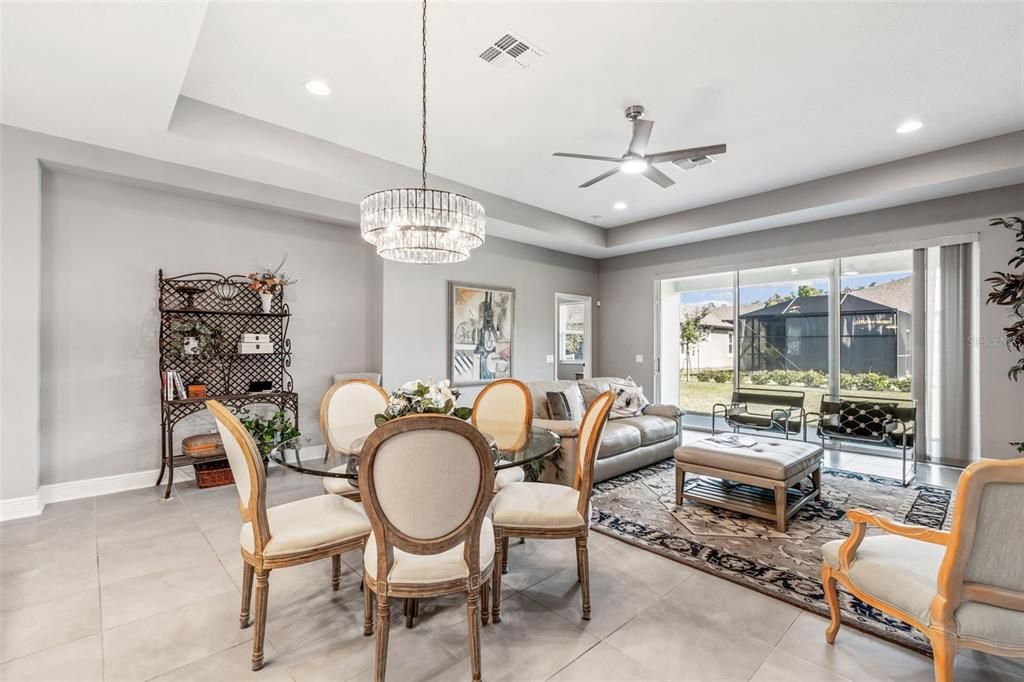 合同活跃: $413,200 (3 贝兹, 2 浴室, 1824 平方英尺)