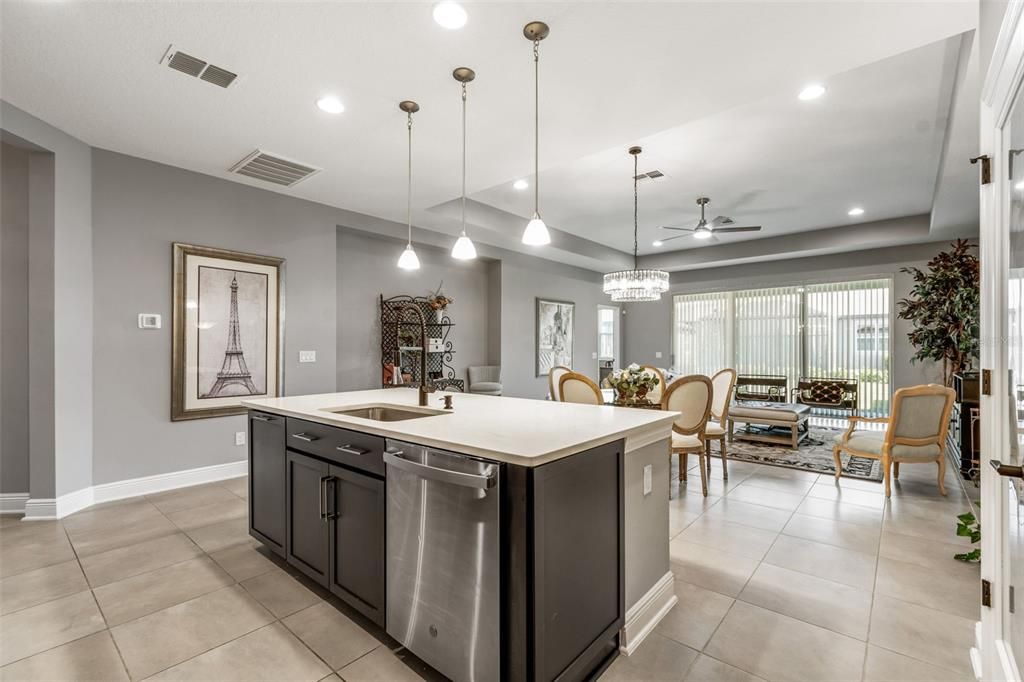 合同活跃: $413,200 (3 贝兹, 2 浴室, 1824 平方英尺)