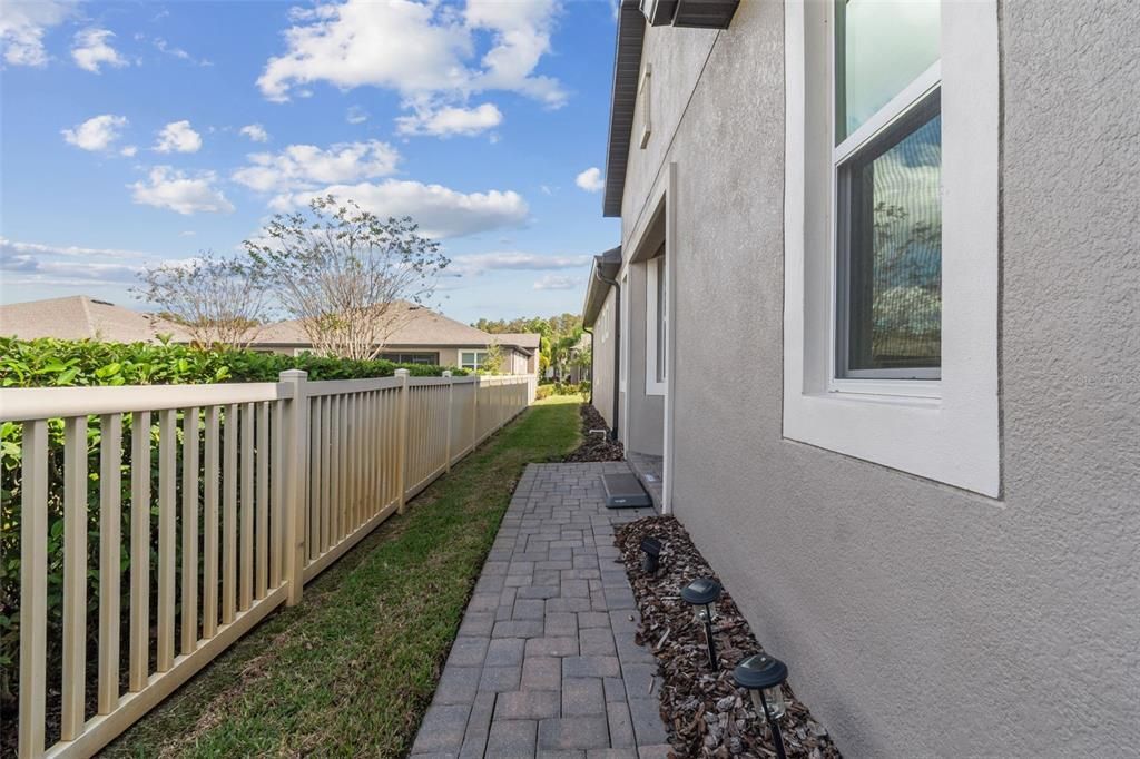 合同活跃: $413,200 (3 贝兹, 2 浴室, 1824 平方英尺)