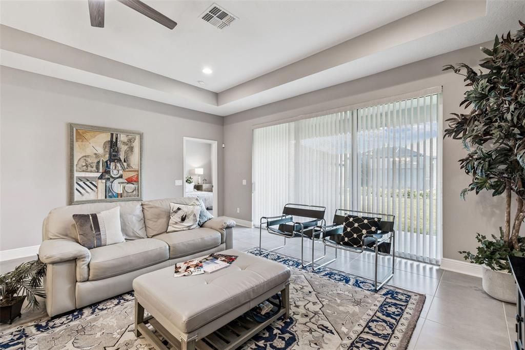 合同活跃: $413,200 (3 贝兹, 2 浴室, 1824 平方英尺)