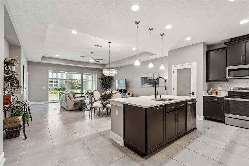 合同活跃: $413,200 (3 贝兹, 2 浴室, 1824 平方英尺)