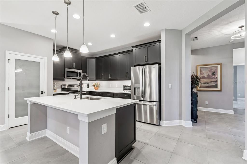 合同活跃: $413,200 (3 贝兹, 2 浴室, 1824 平方英尺)