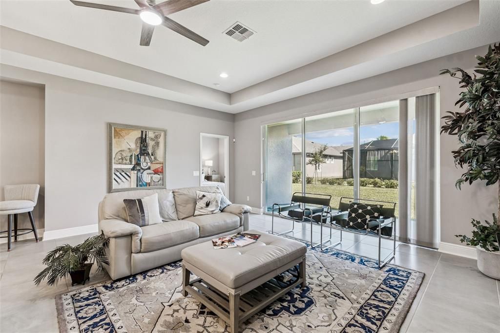 合同活跃: $413,200 (3 贝兹, 2 浴室, 1824 平方英尺)