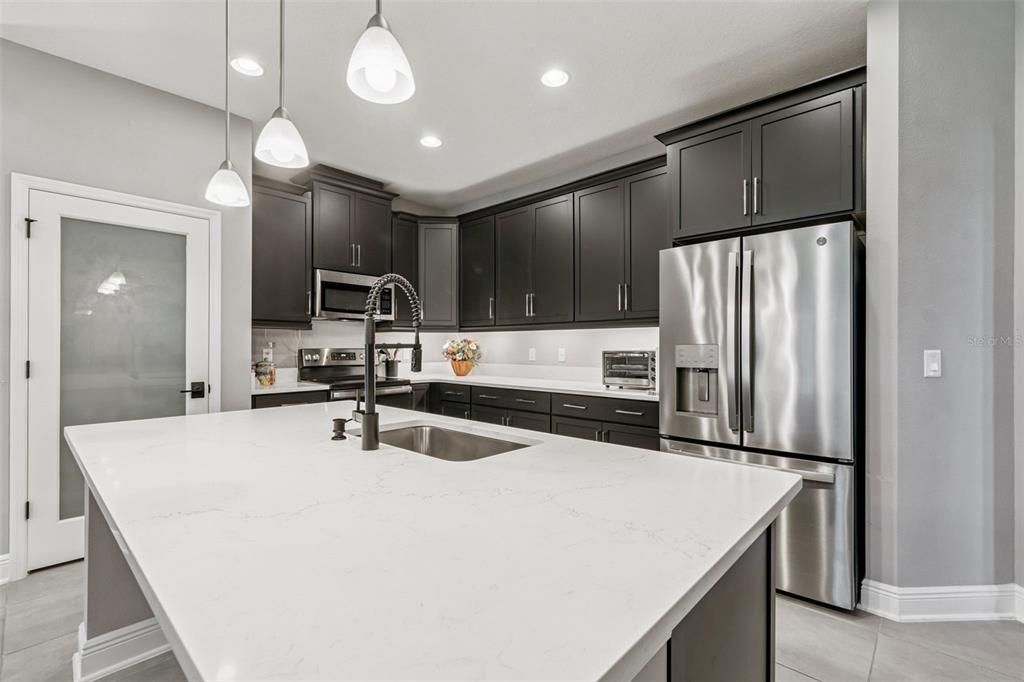 合同活跃: $413,200 (3 贝兹, 2 浴室, 1824 平方英尺)