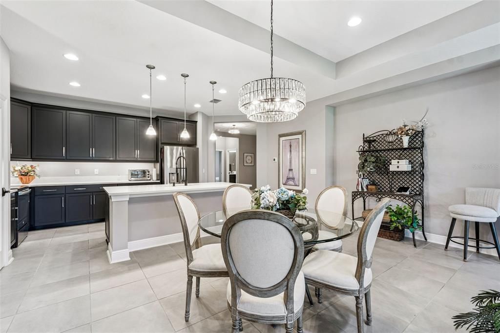 合同活跃: $413,200 (3 贝兹, 2 浴室, 1824 平方英尺)