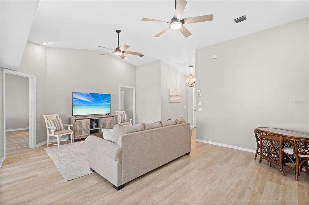 For Sale: $275,000 (2 beds, 2 baths, 1095 Square Feet)