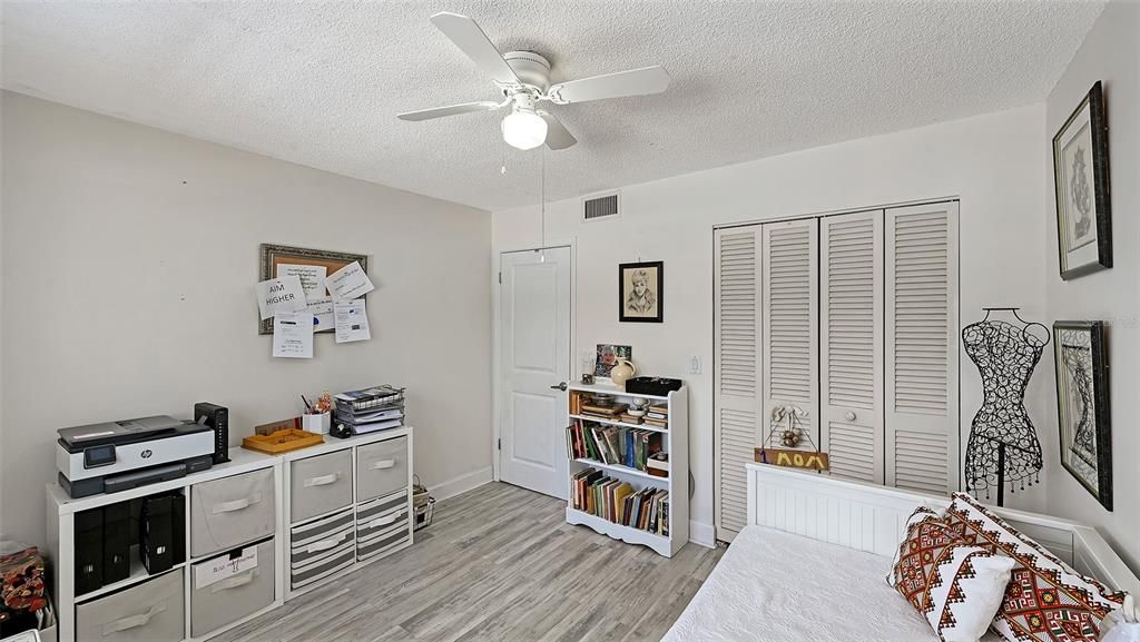 For Sale: $225,000 (2 beds, 2 baths, 1059 Square Feet)