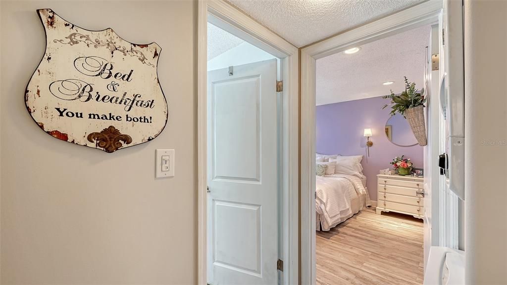 For Sale: $225,000 (2 beds, 2 baths, 1059 Square Feet)