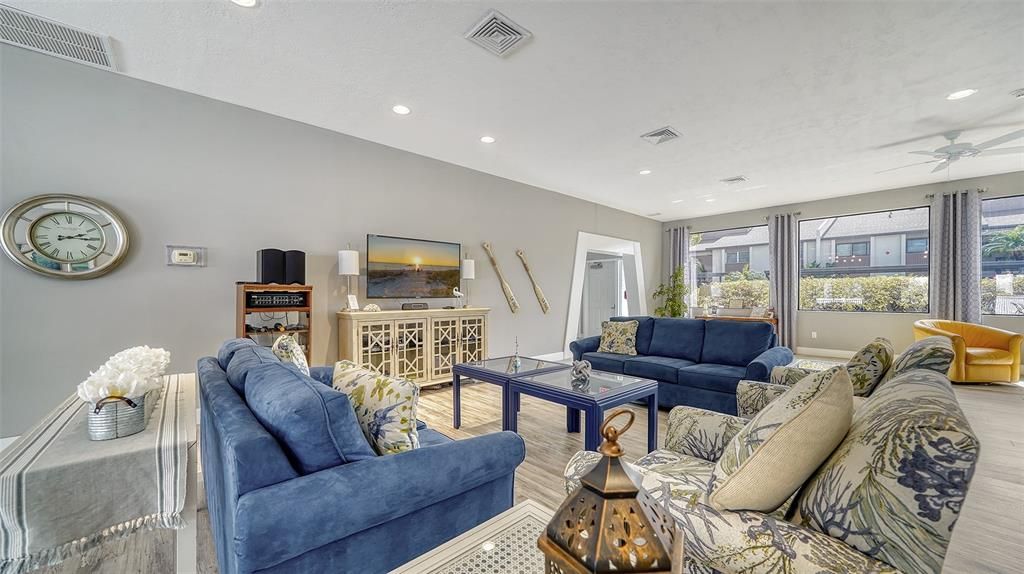 For Sale: $225,000 (2 beds, 2 baths, 1059 Square Feet)