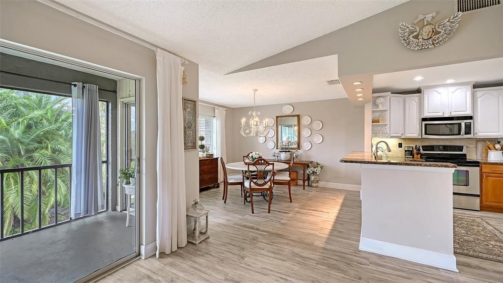 For Sale: $225,000 (2 beds, 2 baths, 1059 Square Feet)