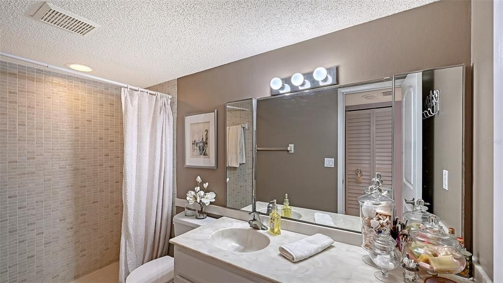 For Sale: $225,000 (2 beds, 2 baths, 1059 Square Feet)