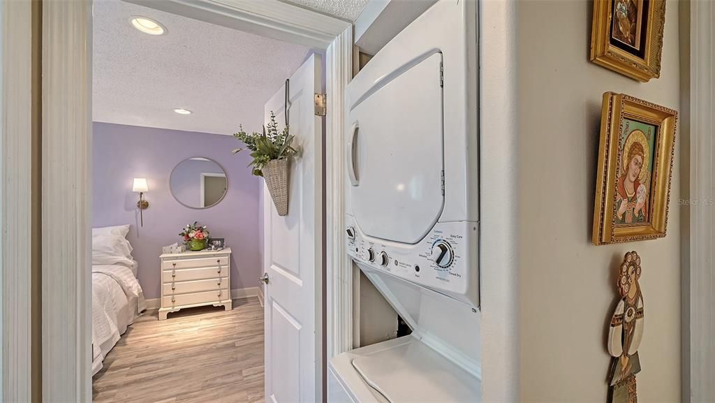 For Sale: $225,000 (2 beds, 2 baths, 1059 Square Feet)