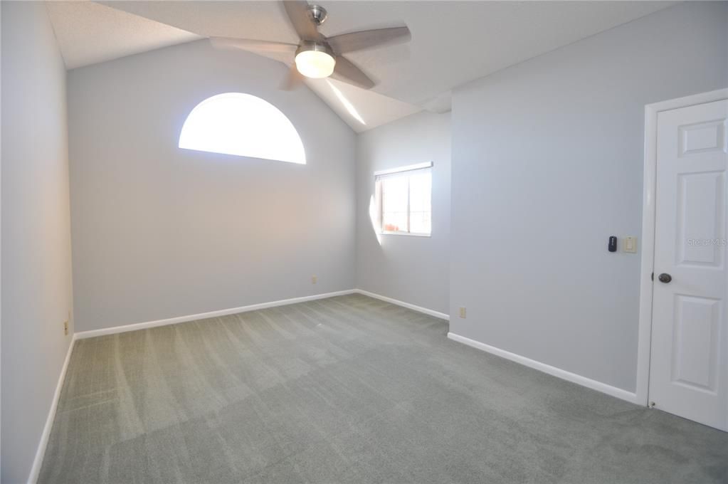 合同活跃: $2,300 (2 贝兹, 2 浴室, 1565 平方英尺)