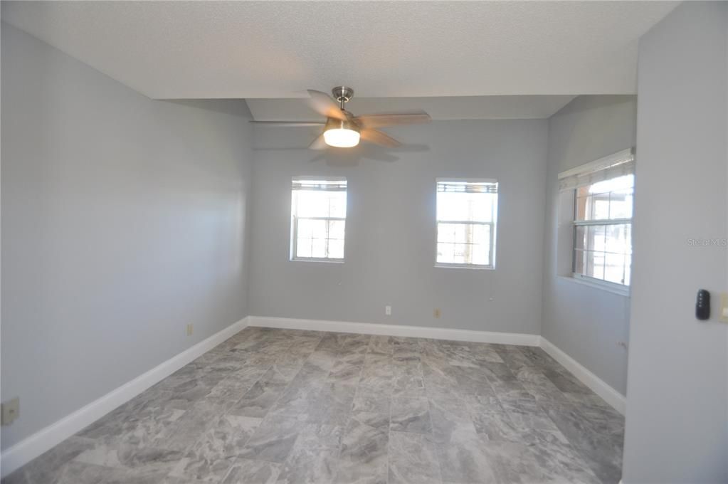 合同活跃: $2,300 (2 贝兹, 2 浴室, 1565 平方英尺)