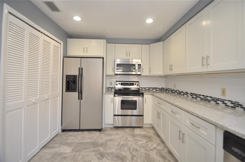 合同活跃: $2,300 (2 贝兹, 2 浴室, 1565 平方英尺)