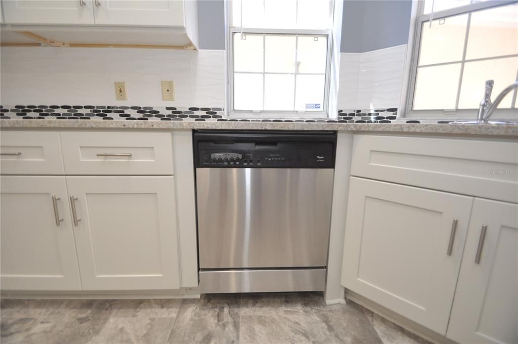 合同活跃: $2,300 (2 贝兹, 2 浴室, 1565 平方英尺)