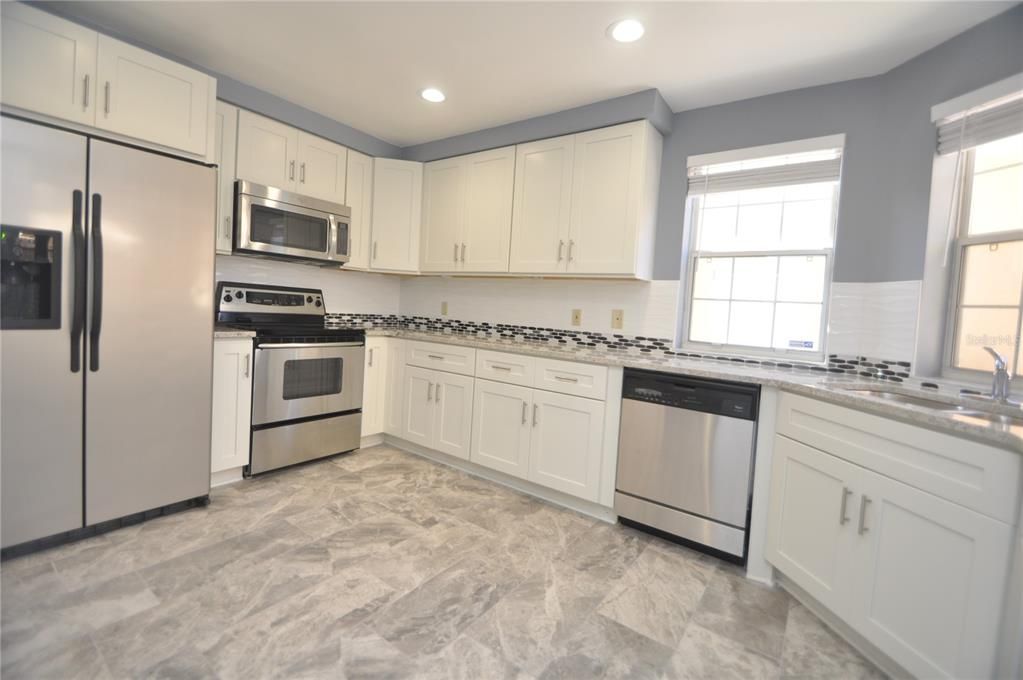 合同活跃: $2,300 (2 贝兹, 2 浴室, 1565 平方英尺)