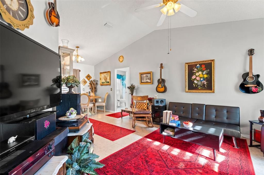 Active With Contract: $279,900 (3 beds, 2 baths, 1365 Square Feet)