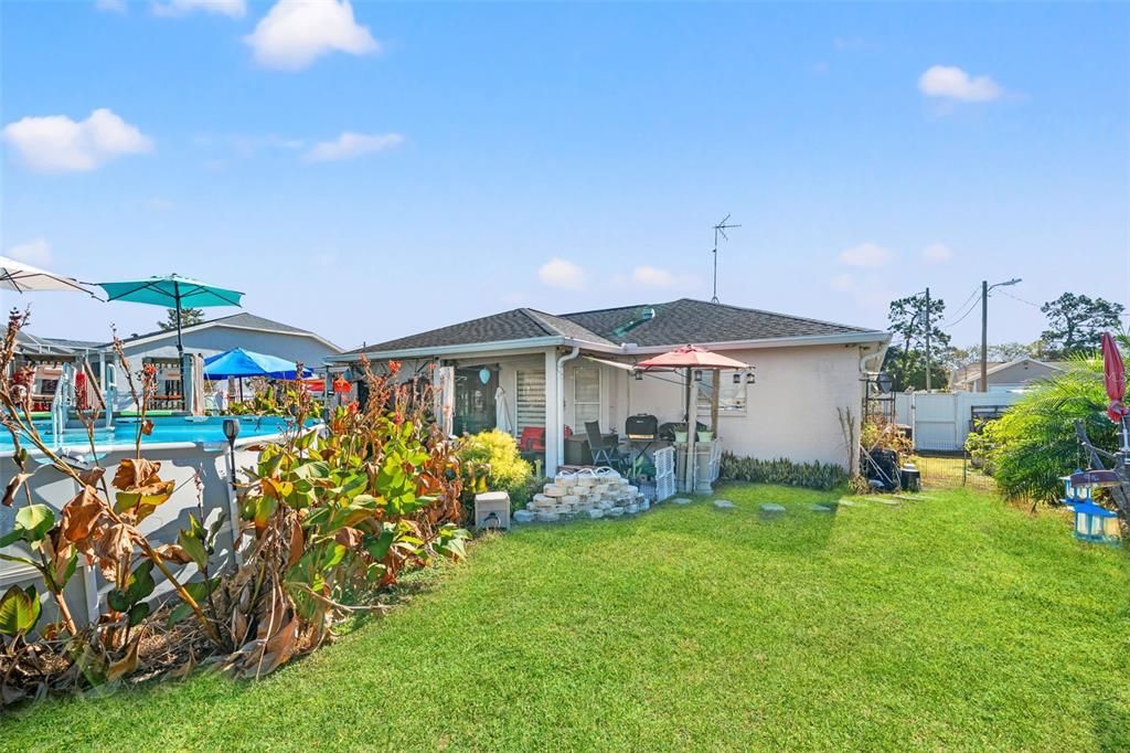 Active With Contract: $279,900 (3 beds, 2 baths, 1365 Square Feet)