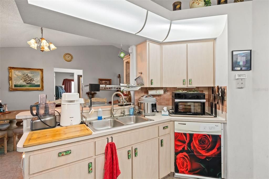 Active With Contract: $279,900 (3 beds, 2 baths, 1365 Square Feet)