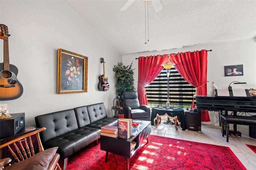 Active With Contract: $279,900 (3 beds, 2 baths, 1365 Square Feet)