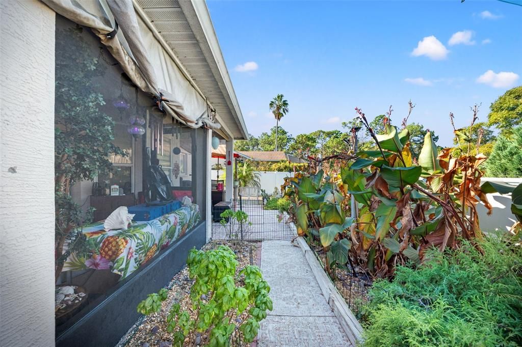 Active With Contract: $279,900 (3 beds, 2 baths, 1365 Square Feet)